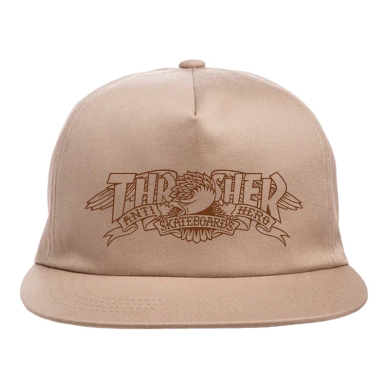 THRASHER X ANTI-HERO MAG BANNER SNAPBACK KHAKI OS